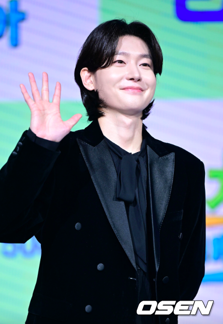 노란 수영복에 섹시한 몸매 어필하는 존예 처자