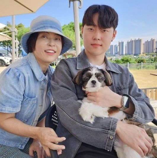 노란 수영복에 섹시한 몸매 어필하는 존예 처자