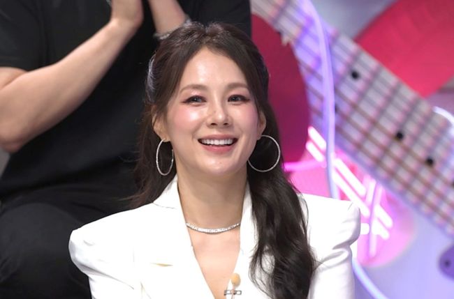 노란 수영복에 섹시한 몸매 어필하는 존예 처자