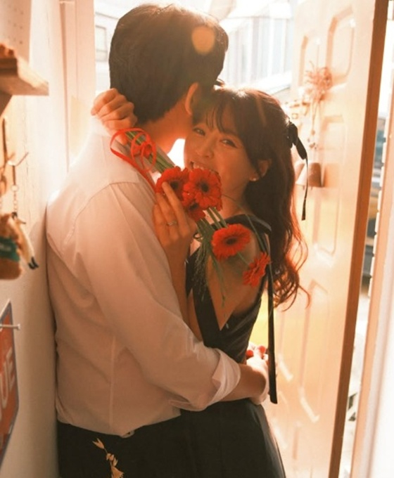 노란 수영복에 섹시한 몸매 어필하는 존예 처자
