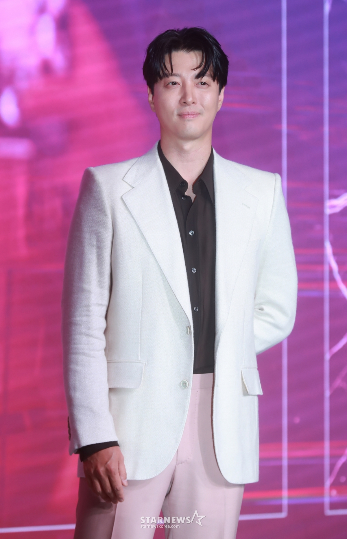 노란 수영복에 섹시한 몸매 어필하는 존예 처자