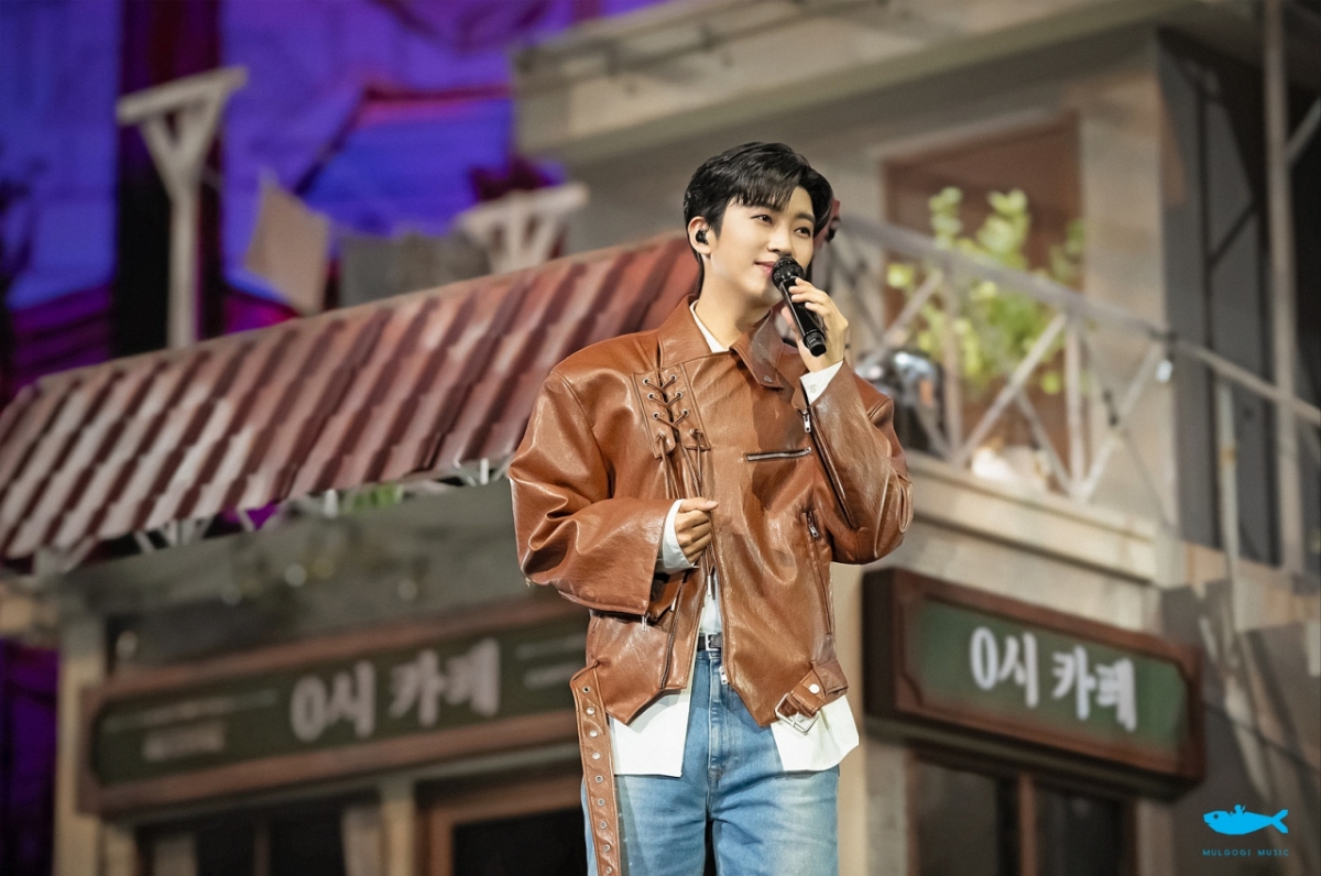 노란 수영복에 섹시한 몸매 어필하는 존예 처자