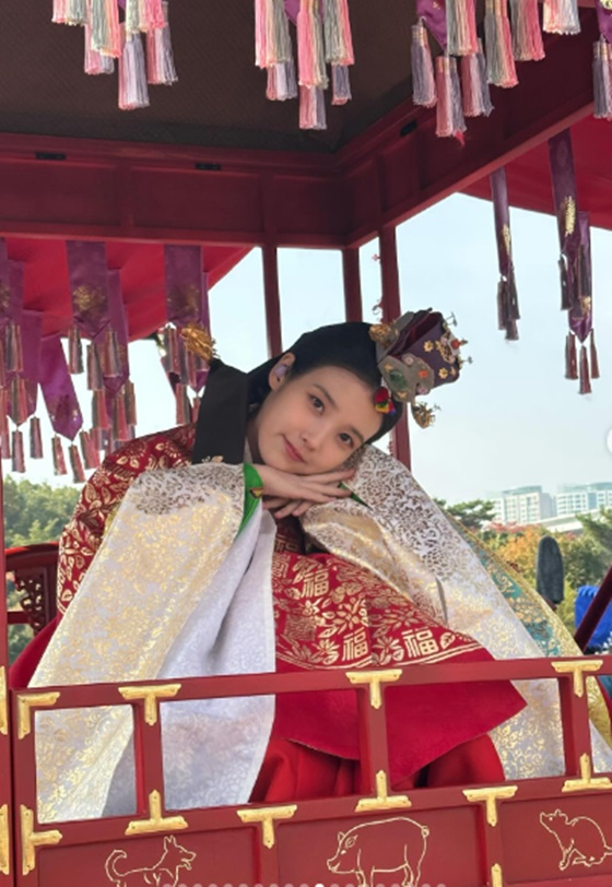 노란 수영복에 섹시한 몸매 어필하는 존예 처자