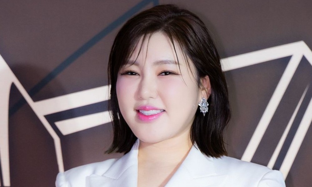 노란 수영복에 섹시한 몸매 어필하는 존예 처자