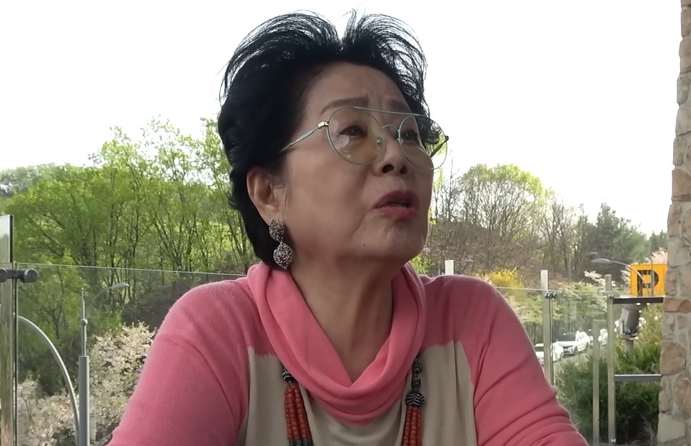 노란 수영복에 섹시한 몸매 어필하는 존예 처자