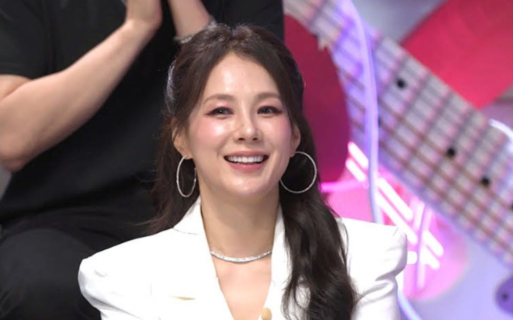 노란 수영복에 섹시한 몸매 어필하는 존예 처자
