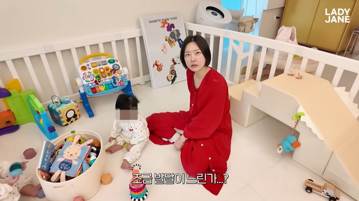 노란 수영복에 섹시한 몸매 어필하는 존예 처자