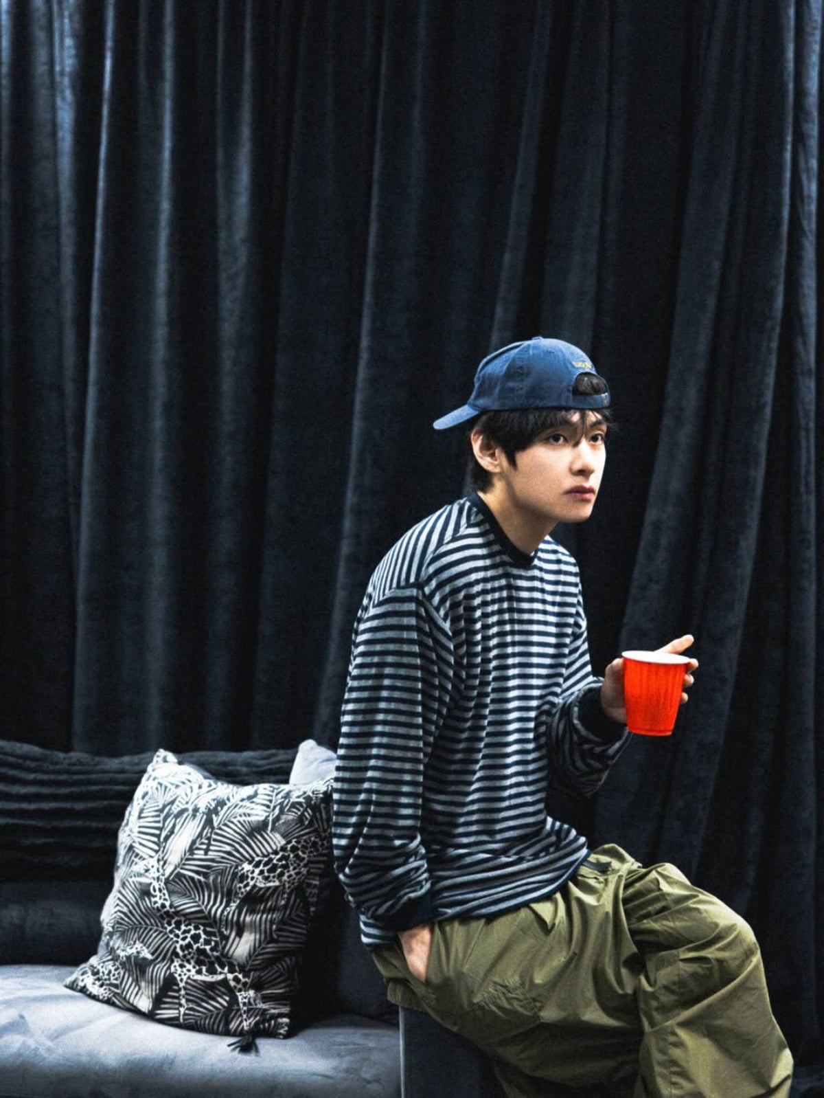 Photo = V Instagram