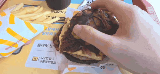 오징어 먹물로 색을 낸 검은 번. 진짜 타버리기 직전 같은 모양새다. (사진=한전진 기자)