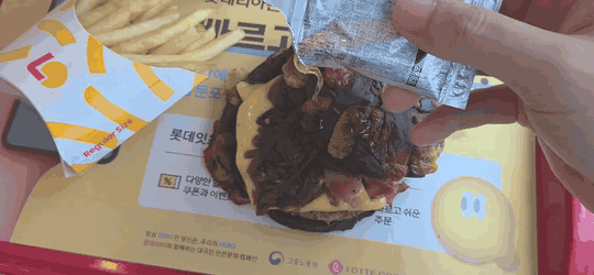 별첨된 은박 봉지를 뜯어 패티 위에 오일을 붓는다. (사진=한전진 기자)
