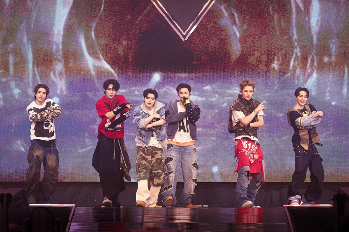 This 'Blood Saga' was the first solo concert presented as a 6-member group after Heeseung's departure. Provided by BELIFT LAB