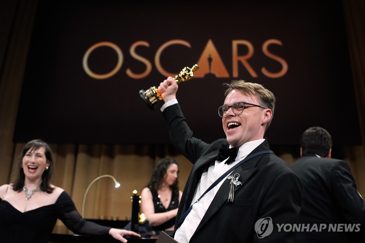 Oscar Trophy Lost in Luggage Chaos! US TSA Bans Carry-on, Calling it a 