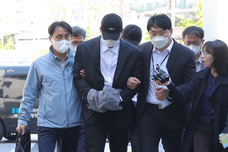 ▲ 4일 오전 경기도 남양주시 의정부지방법원 남양주지원에서 김창민 영화감독 상해치사 사건 피의자(가운데)가 구속 전 피의자 심문(영장실질심사)을 위해 법정으로 이동하고 있다. ⓒ연합뉴스