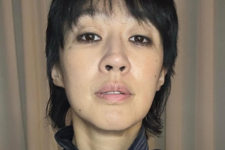 노란 수영복에 섹시한 몸매 어필하는 존예 처자