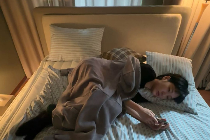 노란 수영복에 섹시한 몸매 어필하는 존예 처자