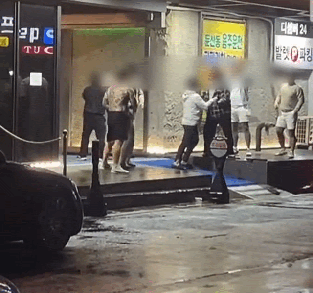 지난 3일 오전 대전 서구 둔산동에서 성인 남성들끼리 시비가 붙은 모습. SNS 갈무리
