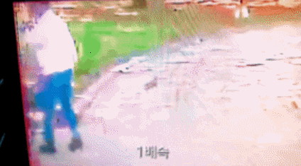 인천의 한 공원에서 지난 4일 2살 남자아이가 일면식도 없는 남성에게 폭행을 당하는 모습. (사진출처: 스레드) 2026.05.05 뉴시스