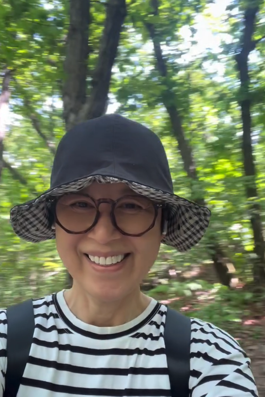 노란 수영복에 섹시한 몸매 어필하는 존예 처자