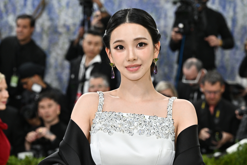 노란 수영복에 섹시한 몸매 어필하는 존예 처자