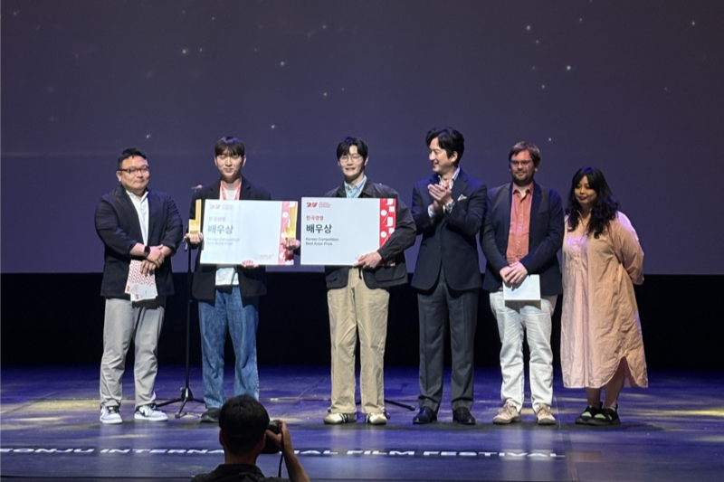 Director Ko Seung-hyun's feature debut 'Spending the Same Season' became a double winner, taking home both the CGV Award and the Best Actor Award at the 27th Jeonju International Film Festival.