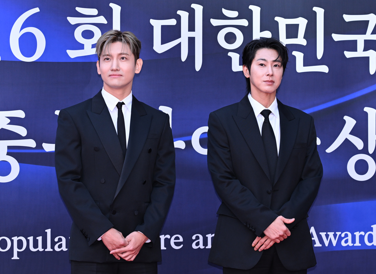 노란 수영복에 섹시한 몸매 어필하는 존예 처자