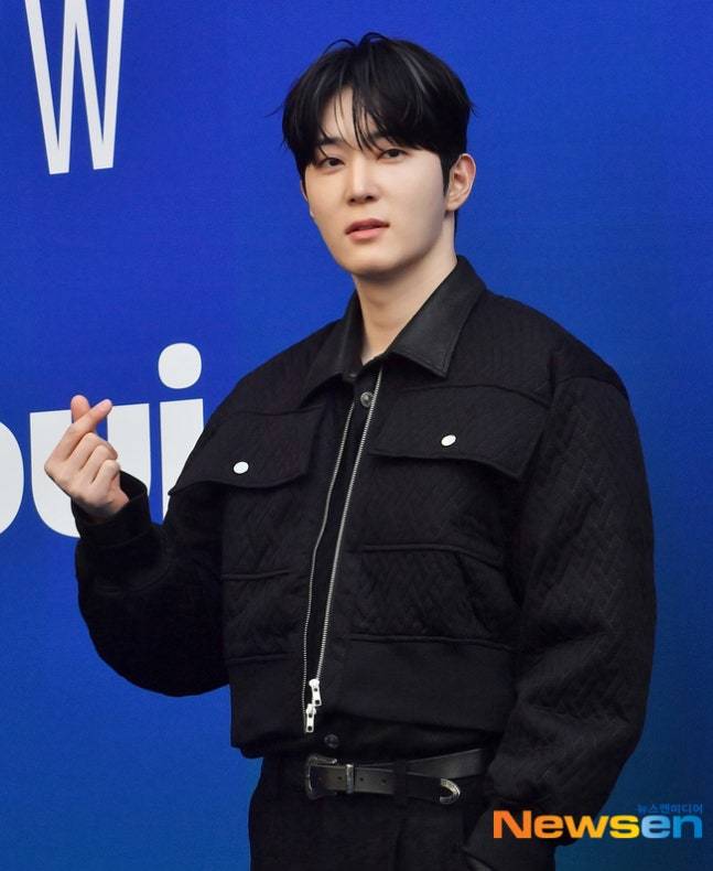 노란 수영복에 섹시한 몸매 어필하는 존예 처자