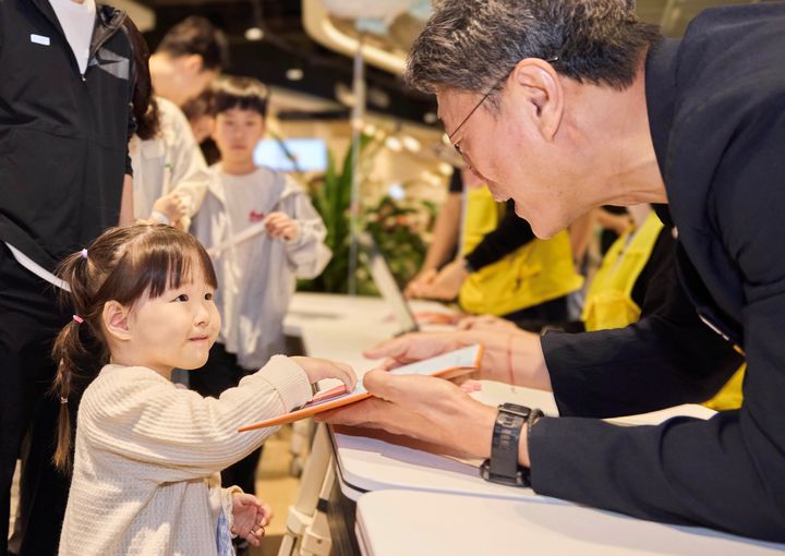 노란 수영복에 섹시한 몸매 어필하는 존예 처자