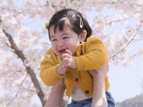 노란 수영복에 섹시한 몸매 어필하는 존예 처자