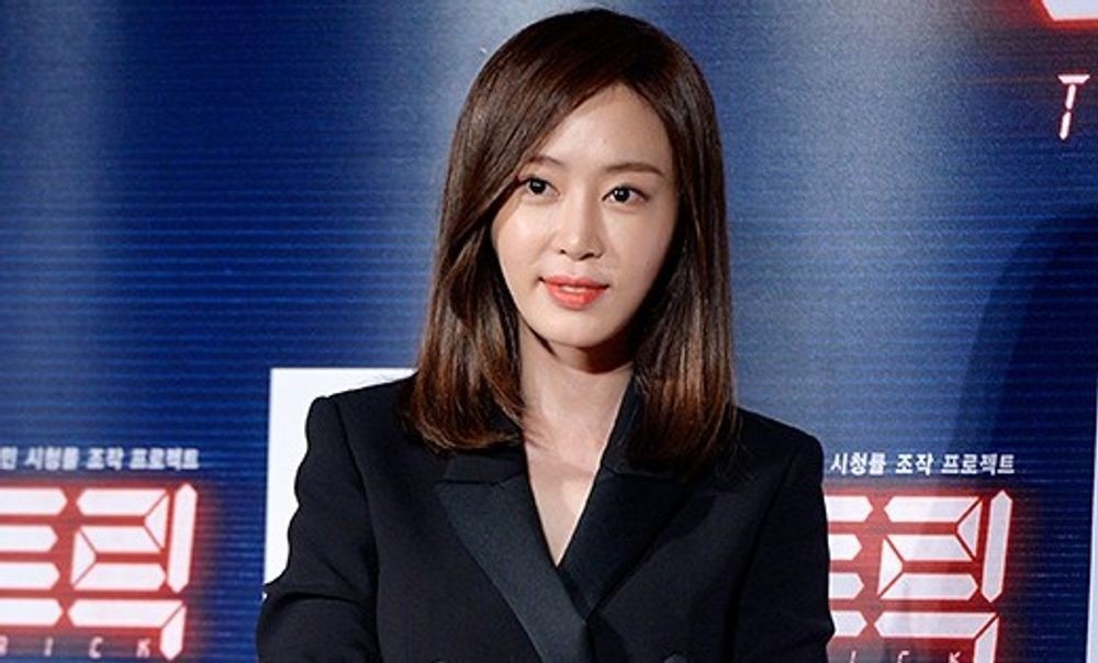노란 수영복에 섹시한 몸매 어필하는 존예 처자
