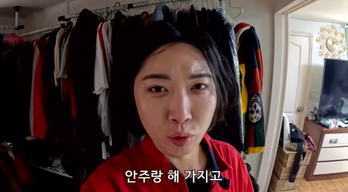 노란 수영복에 섹시한 몸매 어필하는 존예 처자