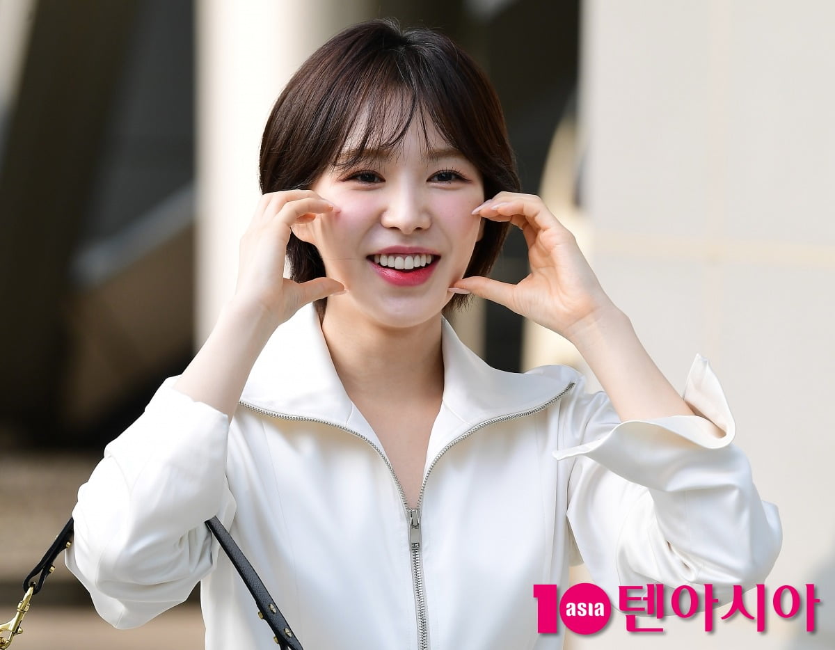 노란 수영복에 섹시한 몸매 어필하는 존예 처자