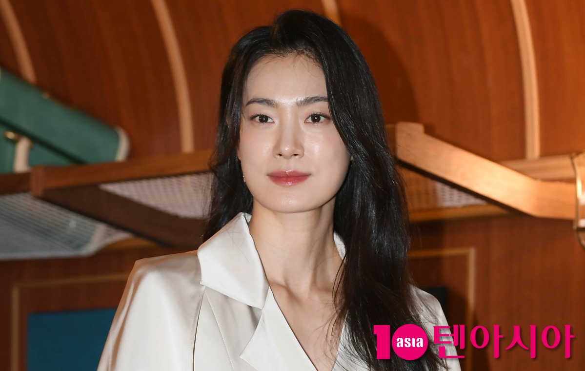 노란 수영복에 섹시한 몸매 어필하는 존예 처자
