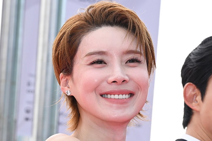 노란 수영복에 섹시한 몸매 어필하는 존예 처자