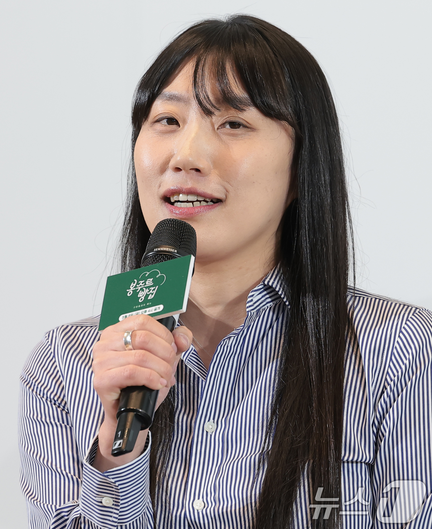 노란 수영복에 섹시한 몸매 어필하는 존예 처자