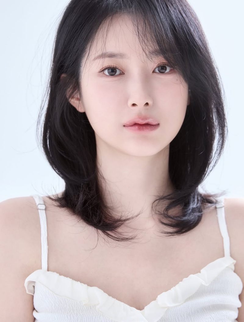 노란 수영복에 섹시한 몸매 어필하는 존예 처자