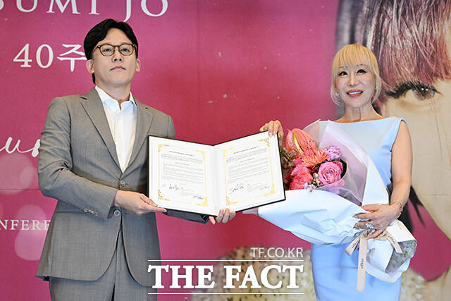 SM Entertainment CAO Lee Sung-soo (left) and soprano Sumi Jo pose for a commemorative photo after signing an exclusive recording contract with SM Classics.