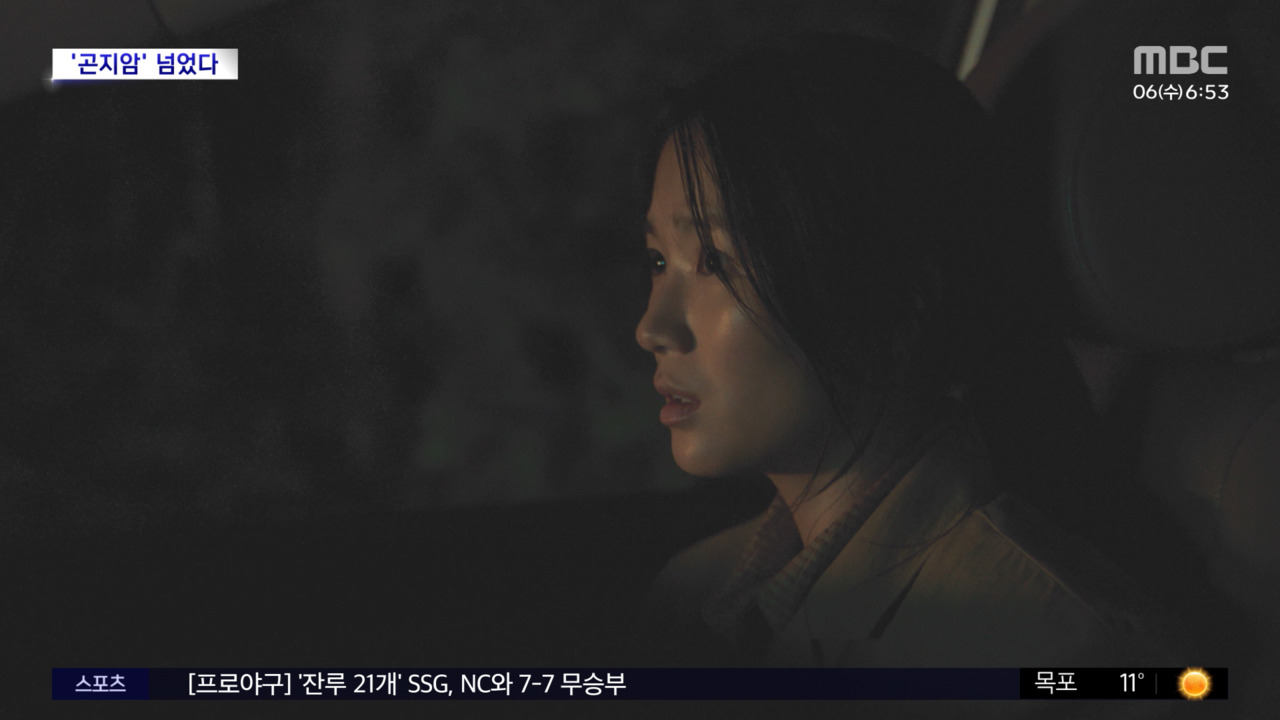 노란 수영복에 섹시한 몸매 어필하는 존예 처자