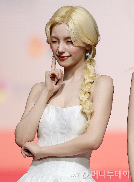 노란 수영복에 섹시한 몸매 어필하는 존예 처자