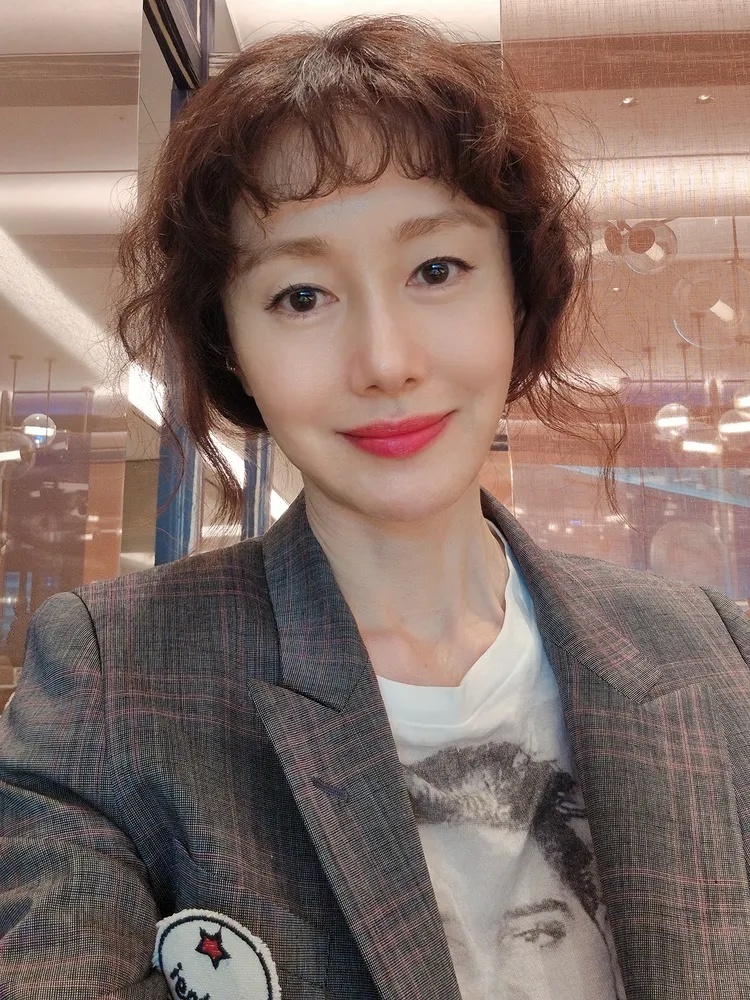 노란 수영복에 섹시한 몸매 어필하는 존예 처자