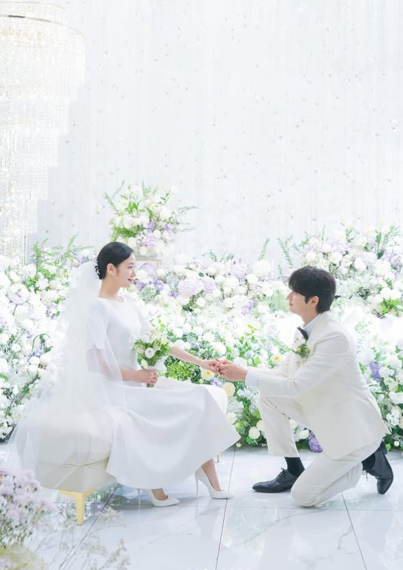 노란 수영복에 섹시한 몸매 어필하는 존예 처자