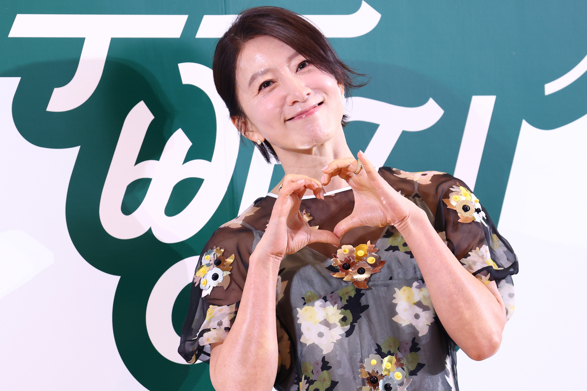 노란 수영복에 섹시한 몸매 어필하는 존예 처자