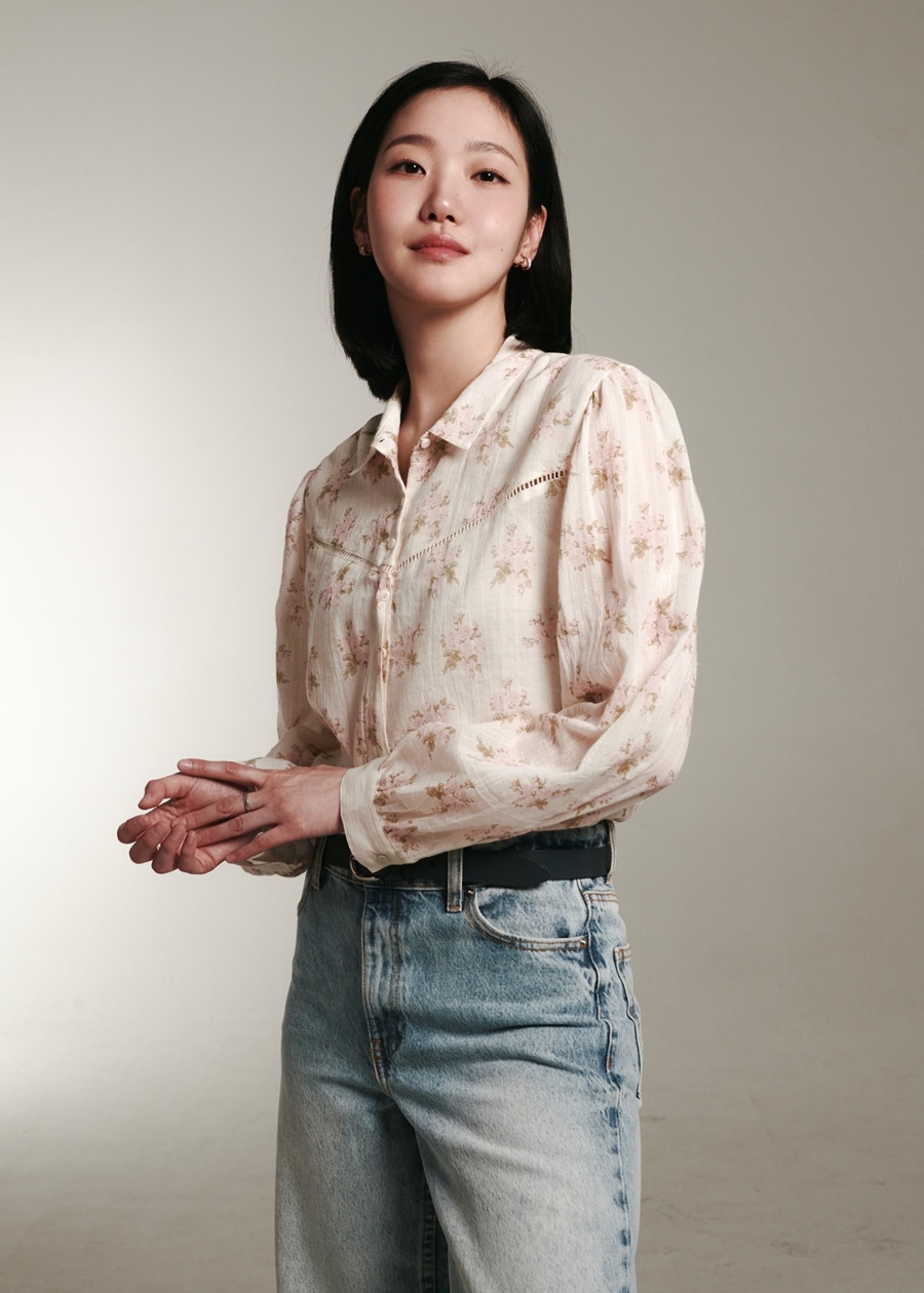 노란 수영복에 섹시한 몸매 어필하는 존예 처자