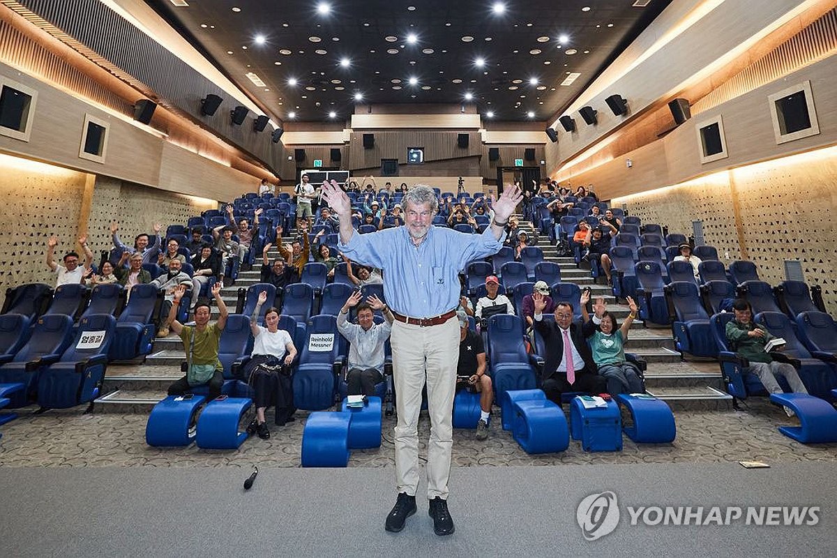 울주세계산악영화제서 '세계적 산악인 라인홀트 메스너와' (울산=연합뉴스) 국내 유일 국제산악영화제인 제10회 울산울주세계산악영화제가 26일부터 30일까지 울산 울주군에서 열리고 있다. 사진은 세계적 산악인 라인홀트 메스너가 영화제를 방문해 자신의 영화 상영 시간에 관객들과 이야기를 나누는 등 함께 한 모습. 2025.9.28 [울산울주세계산악영화제 제공.재판매 및 DB 금지] young@yna.co.kr