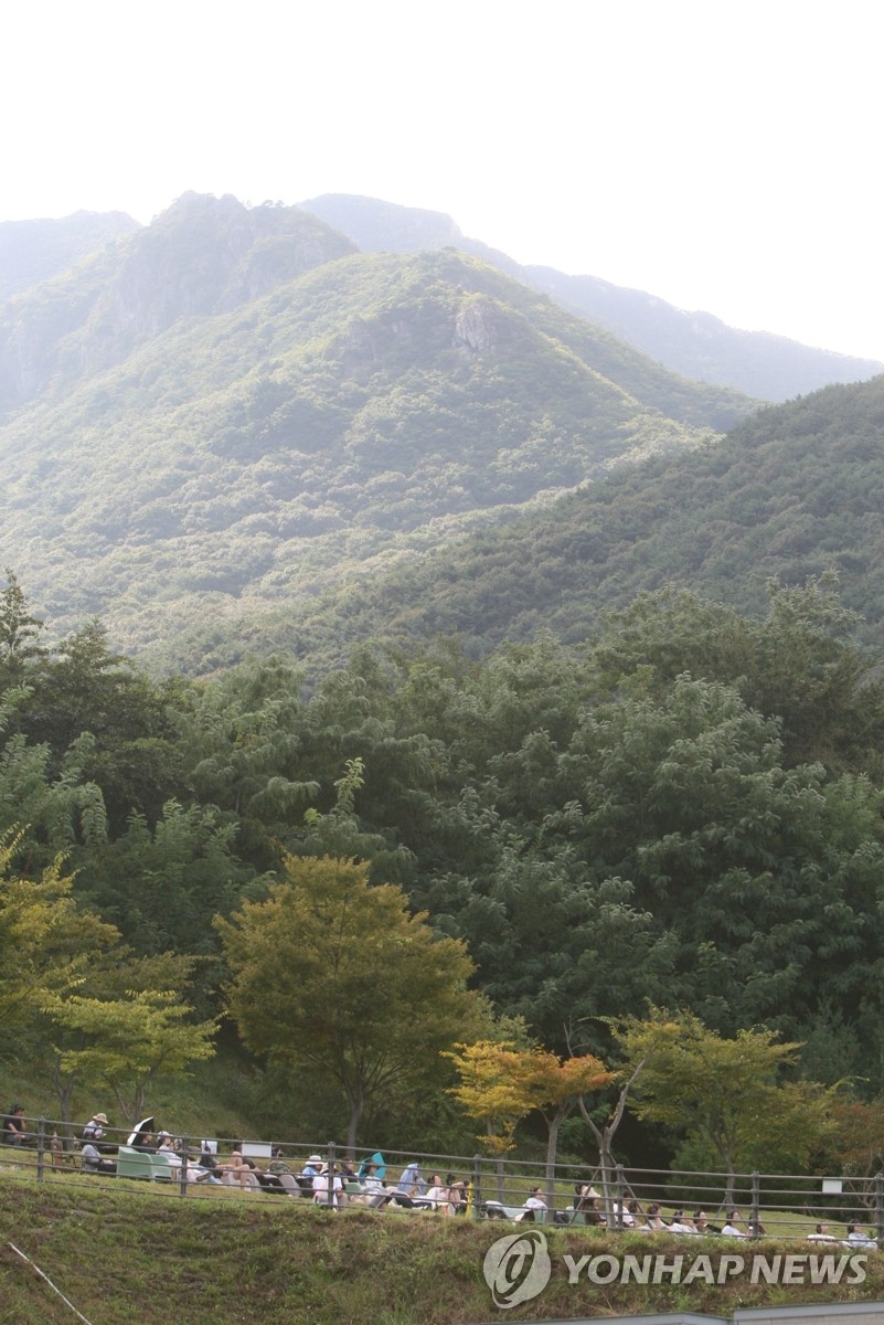 산중에서 즐기는 울주세계산악영화제 (울산=연합뉴스) 장영은 기자 = 주말 휴일인 27일 울산 울주군에서 열리는 국내 유일 국제산악영화제인 제10회 울산울주세계산악영화제가 개막 이틀째를 맞은 가운데 행사장에는 관람객 발길이 이어지고 있다. 2025.9.27 young@yna.co.kr