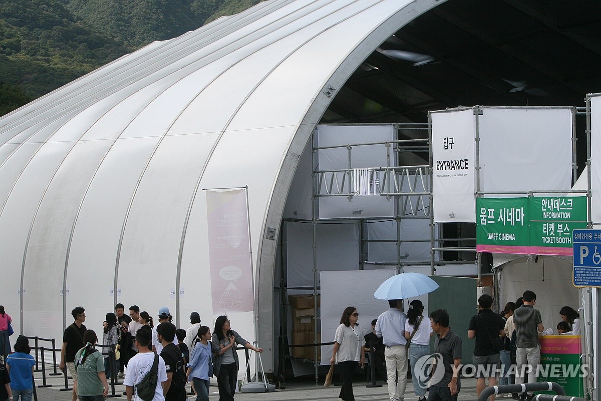 울산울주산악영화제 찾은 관람객들 (울산=연합뉴스) 장영은 기자 = 주말 휴일인 27일 울산 울주군에서 열리는 국내 유일 국제산악영화제인 제10회 울산울주세계산악영화제가 개막 이틀째를 맞은 가운데 행사장에는 관람객 발길이 이어지고 있다. 2025.9.27 young@yna.co.kr