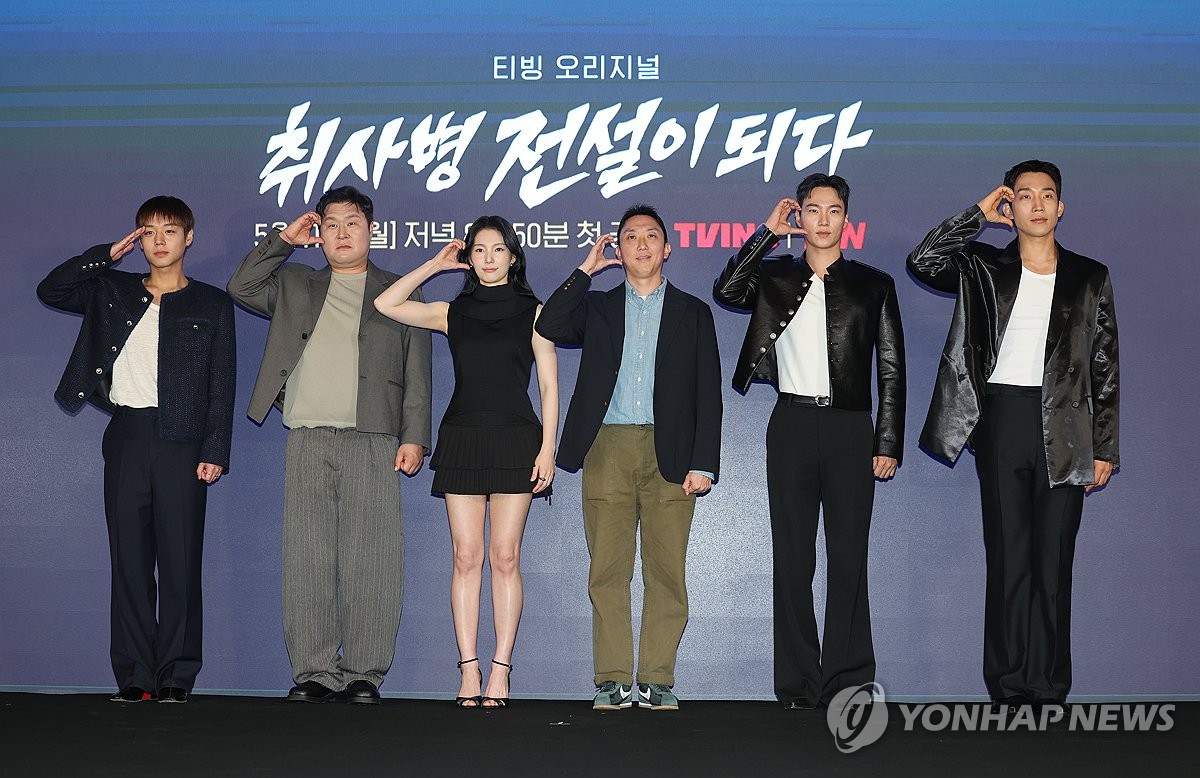 '취사병 전설이 되다' 제작발표회 포토타임 (서울=연합뉴스) 임화영 기자 = 6일 서울 광진구 풀만 앰배서더 서울 이스트폴에서 열린 티빙 드라마 '취사병 전설이 되다' 제작발표회에서 박지훈(왼쪽부터), 윤경호, 한동희, 조남형 감독, 이홍내, 이상이가 포토타임을 가지고 있다. 2026.5.6 hwayoung7@yna.co.kr