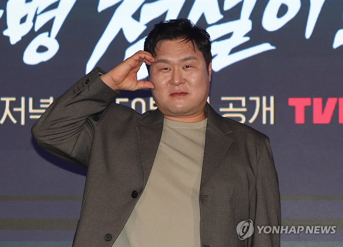 윤경호 '충성' (서울=연합뉴스) 임화영 기자 = 6일 서울 광진구 풀만 앰배서더 서울 이스트폴에서 열린 티빙 드라마 '취사병 전설이 되다' 제작발표회에서 윤경호가 포토타임을 가지고 있다. 2026.5.6 hwayoung7@yna.co.kr