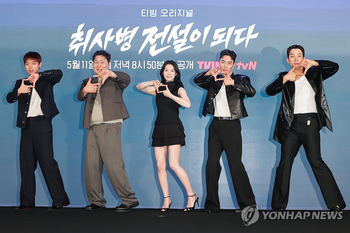 '취사병 전설이 되다', 내 마음 속에 저장 (서울=연합뉴스) 임화영 기자 = 6일 서울 광진구 풀만 앰배서더 서울 이스트폴에서 열린 티빙 드라마 '취사병 전설이 되다' 제작발표회에서 박지훈(왼쪽부터), 윤경호, 한동희, 이홍내, 이상이가 포토타임을 가지고 있다. 2026.5.6 hwayoung7@yna.co.kr