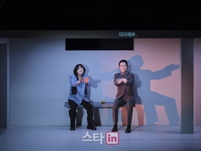 A Fan Movie for 'Nintendo Kids'? 'Super Mario Galaxy' and More Reviews! 5 A performance scene from the play 'Record of Bones'. (Photo=Seoul Arts Center)