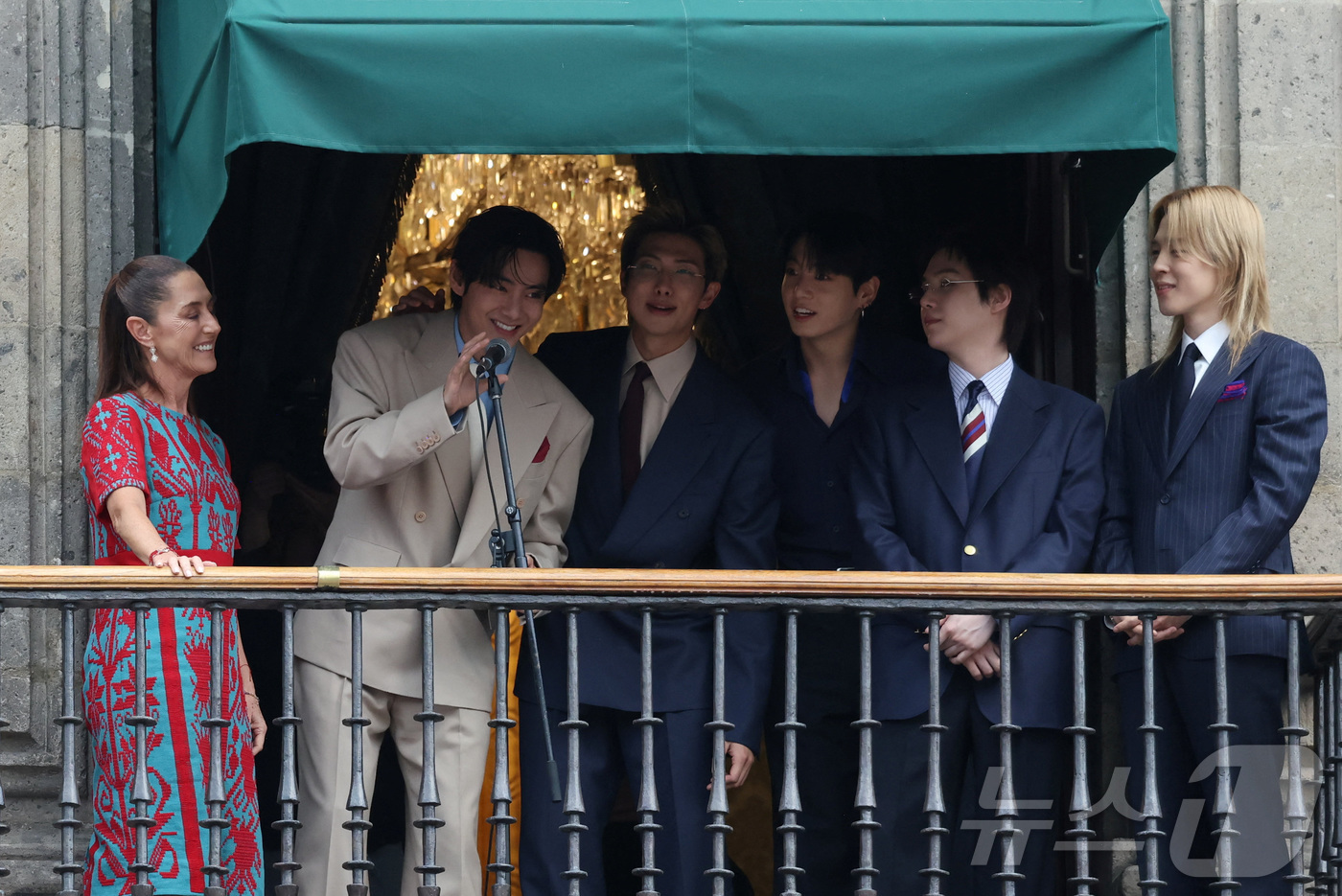Mexican President Claudia Sheinbaum and BTS members greet citizens from the balcony of the Presidential Palace in Mexico City on the 6th (local time).